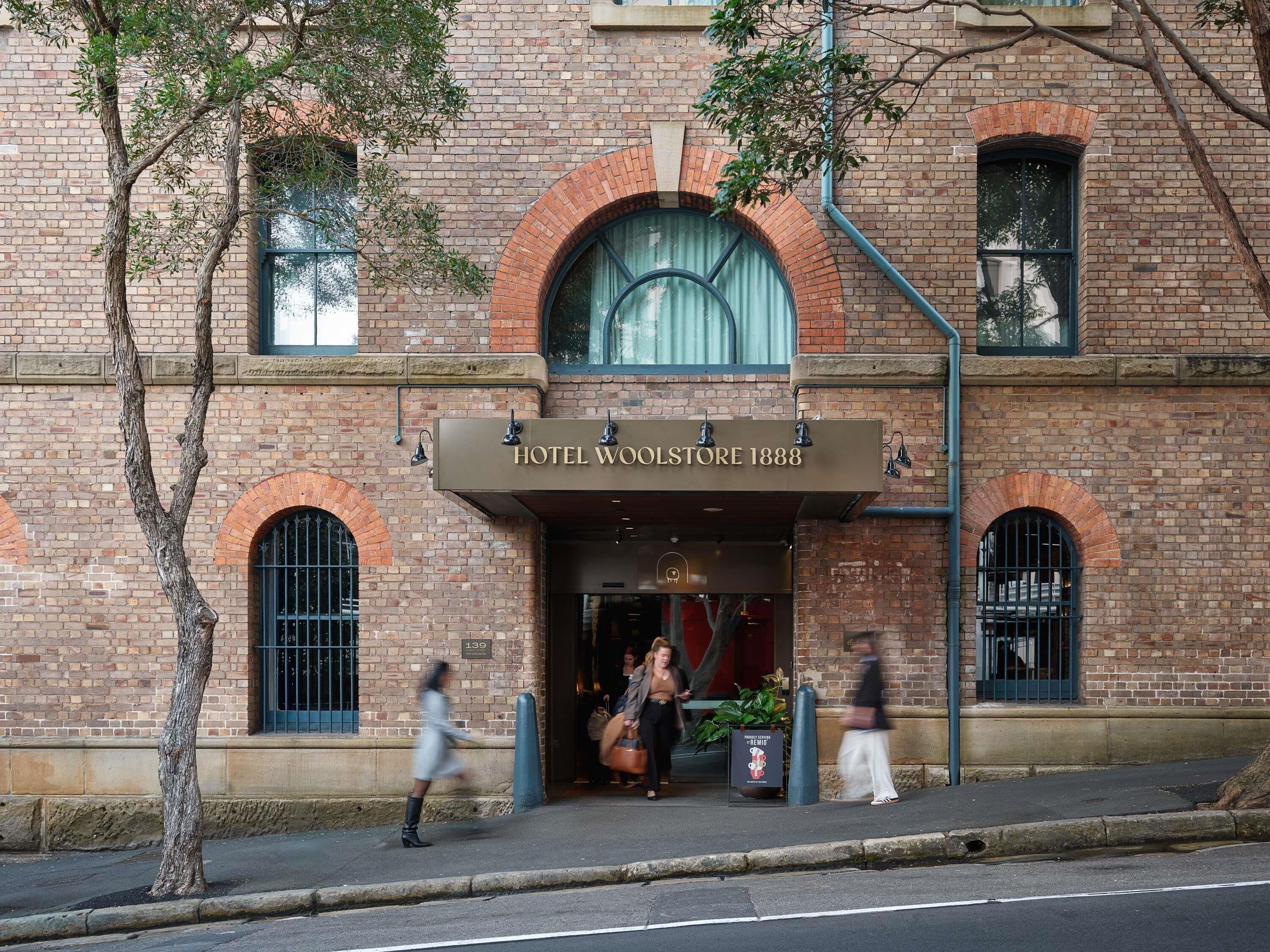 高档床上用品、客房内保险箱、办公桌、遮光窗帘