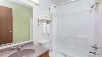 Combined shower/tub, free toiletries, hair dryer, towels