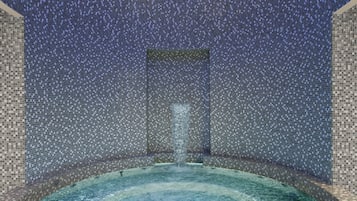Couples treatment room(s), sauna, hot tub, steam room