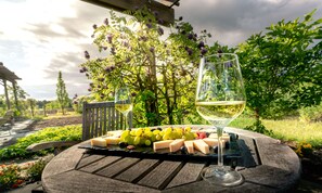 2 nhà hàng, phục vụ bữa sáng, bữa trưa, bữa tối, đặc sản địa phương 