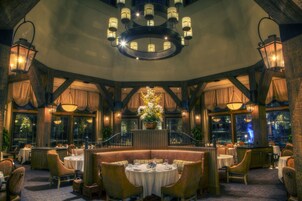 2 restaurantes; se sirve desayuno, almuerzo y cena; cocina local