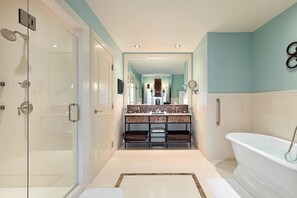Suite (Dressage) | Baño | Amenidades de baño de dise ñador, secadora de cabello, batas, pantuflas 