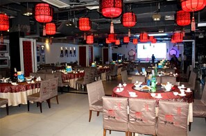 2 restaurants; breakfast, lunch and dinner served 