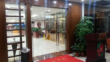 2 restaurantes, se sirven desayunos, comidas, cenas y cocina china