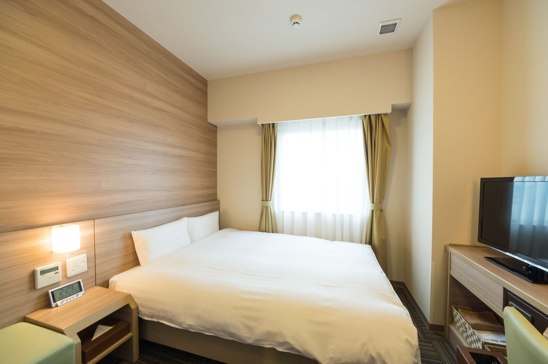 In-room safe, laptop workspace, blackout curtains