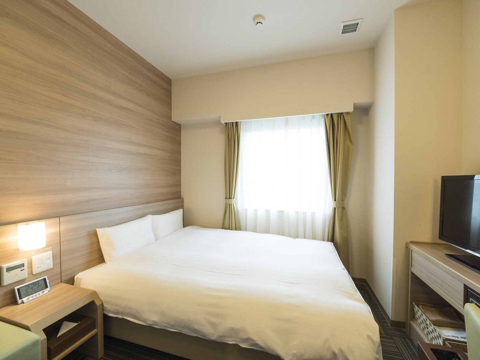 In-room safe, laptop workspace, blackout curtains