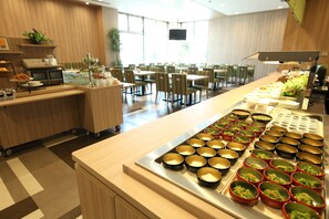 Daily buffet breakfast (JPY 2000 per person)