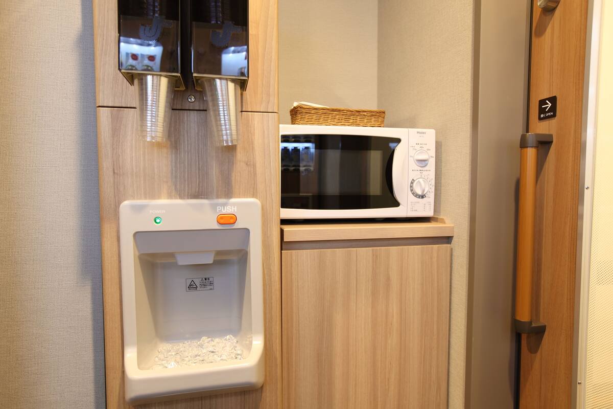 only for healthcare workers - employment proof (id card, name card etc.)& photo id at check-in | microwave