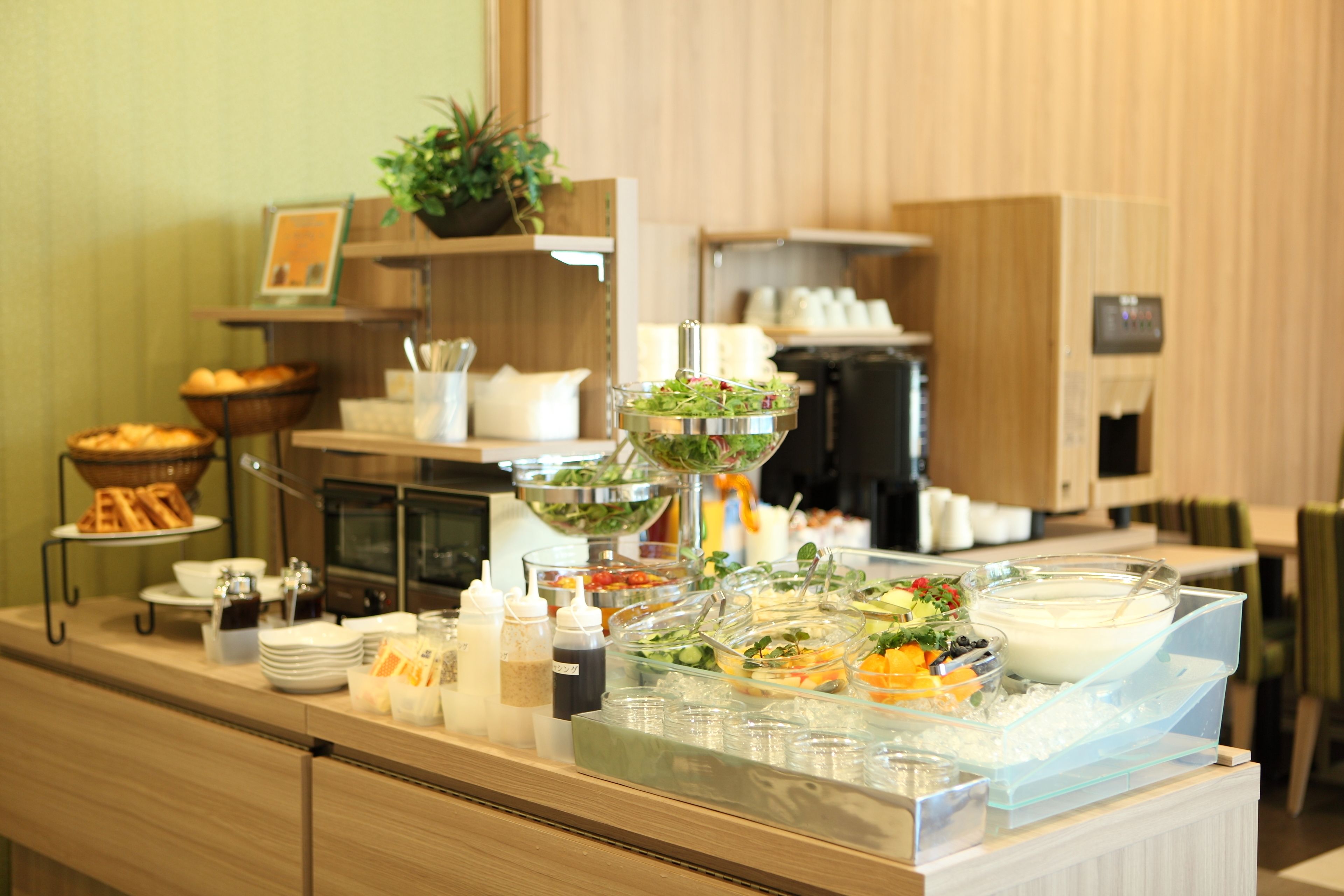 daily buffet breakfast (jpy 2000 per person)