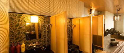 Un baño moderno con un tocador de madera, un espejo y una zona de ducha.