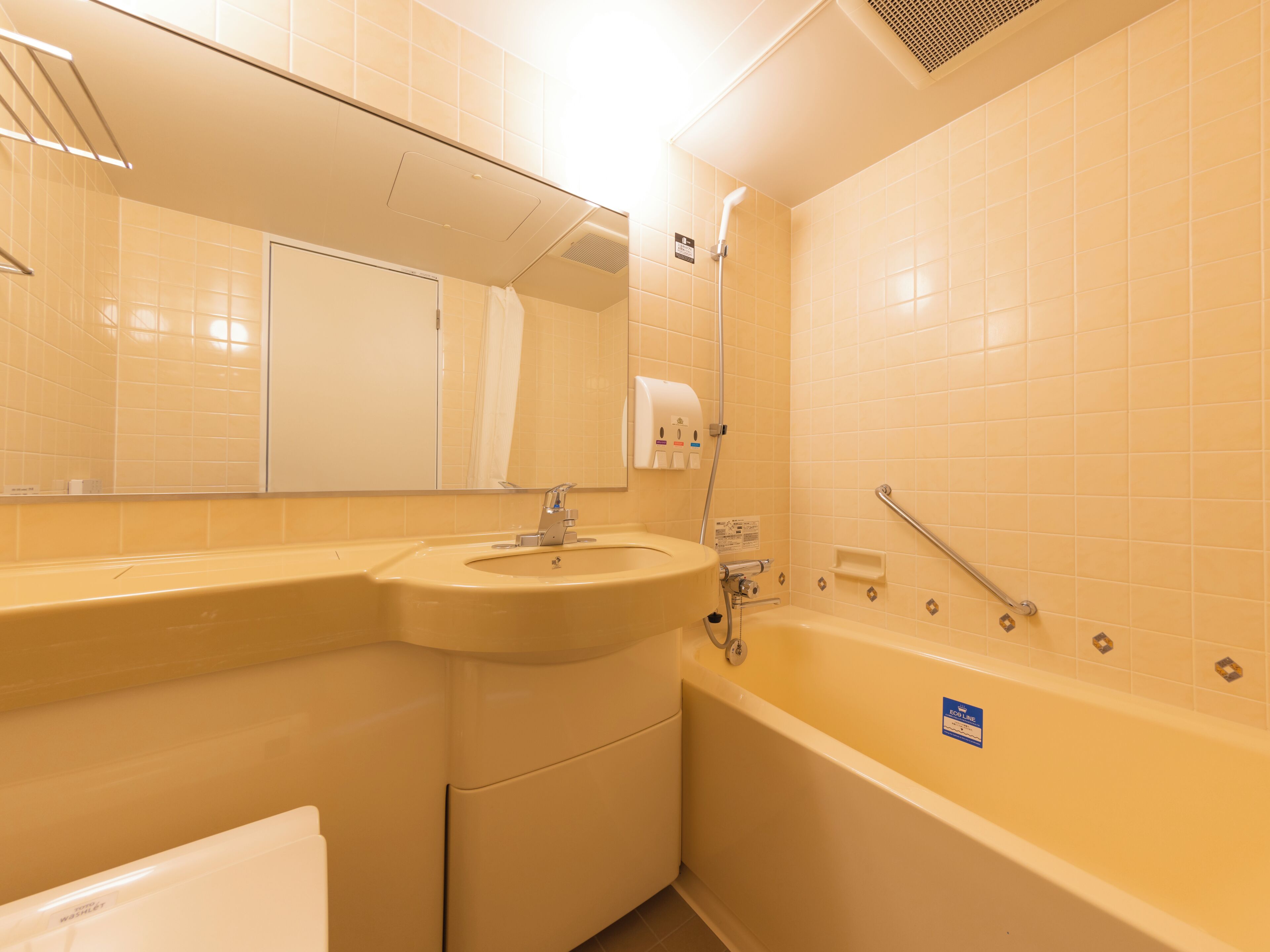 Combined shower/tub, free toiletries, hair dryer, slippers