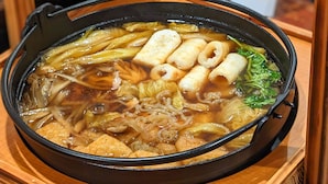 Een kom ramen met diverse toppings en bouillon.