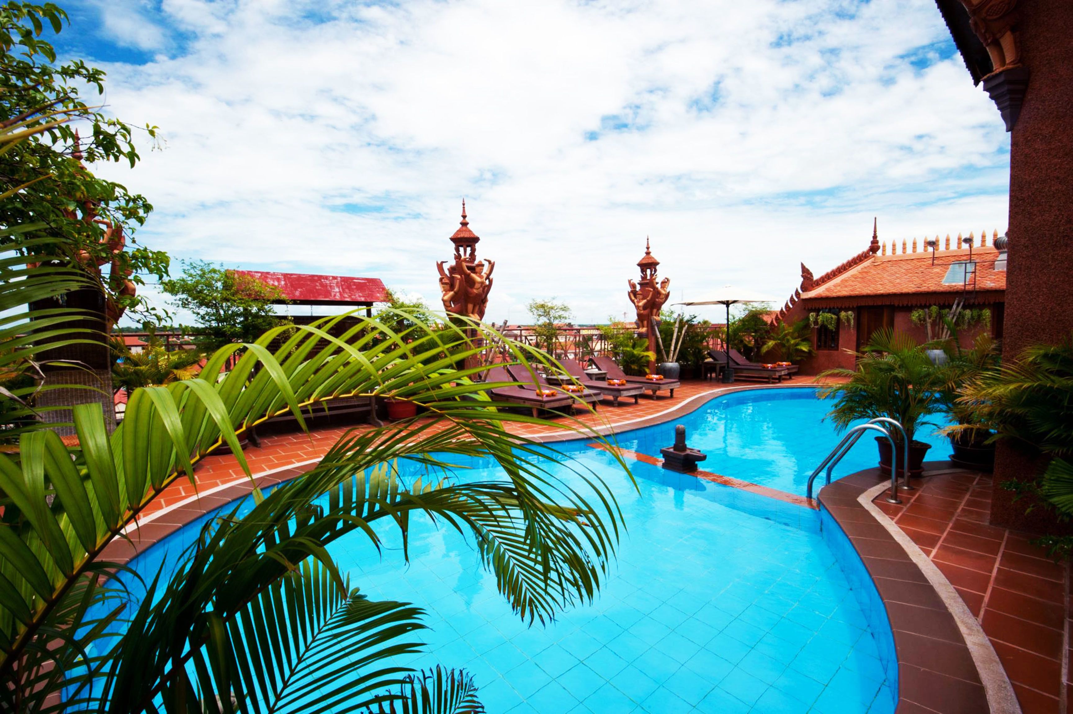 Innendørsbasseng,utendørsbasseng, bassengparasoller og solsenger