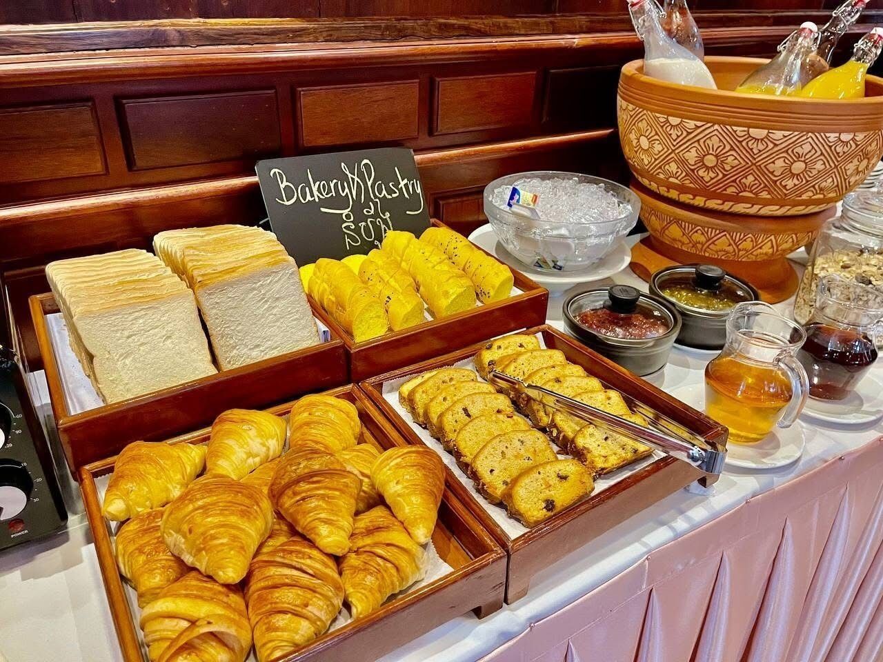 2 restaurants; s'hi serveixen esmorzars, dinars i sopars