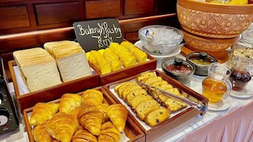 2 restaurants; s'hi serveixen esmorzars, dinars i sopars