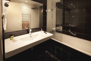 Classic-Doppelzimmer | Badezimmer | Kostenlose Toilettenartikel, Haartrockner, Handtücher