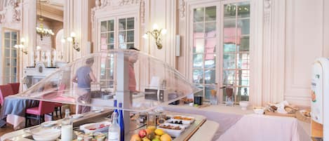Petit déjeuner buffet (14 EUR par personne)