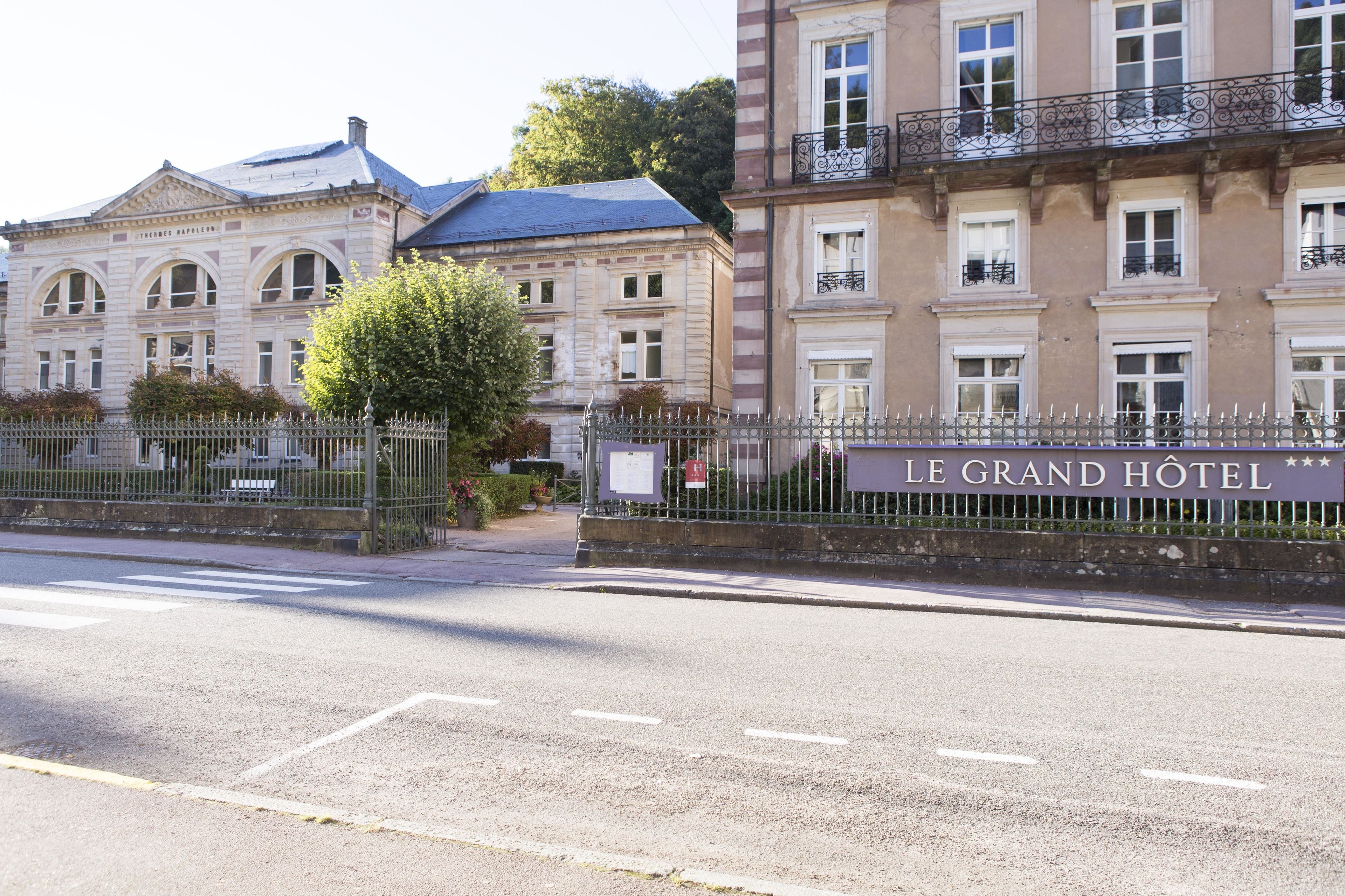 Un bâtiment historique sur lequel on peut lire l’inscription : « LE GRAND HÔTEL ».