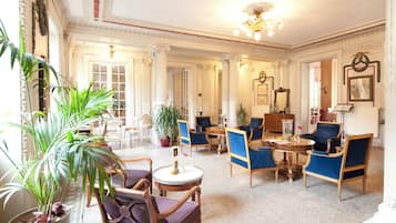 Coin salon dans le hall