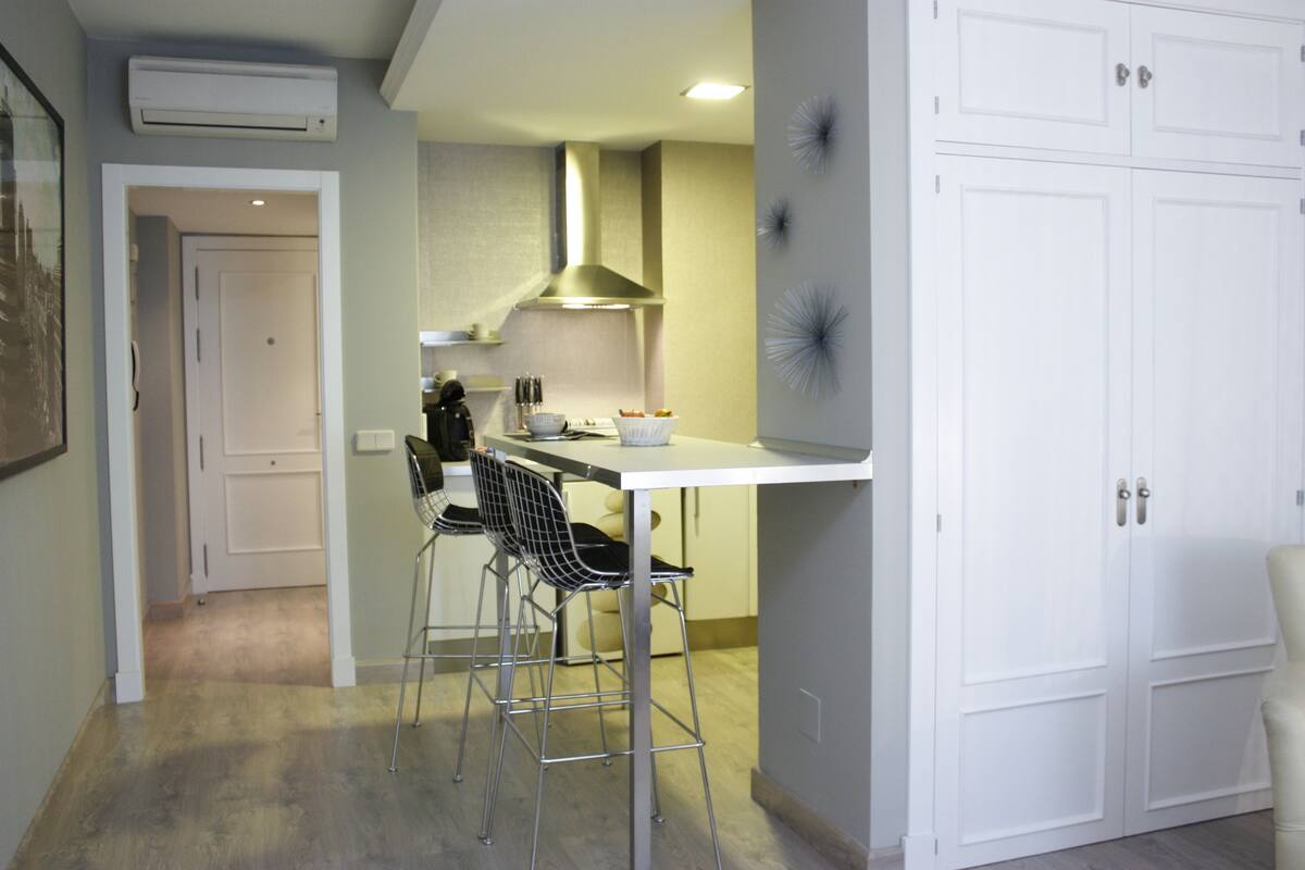 Deluxe Studio | Private kitchen | Fridge, microwave, stovetop, dishwasher