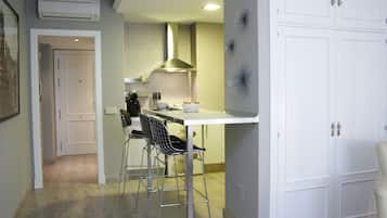Deluxe Studio | Private kitchen | Fridge, microwave, stovetop, dishwasher