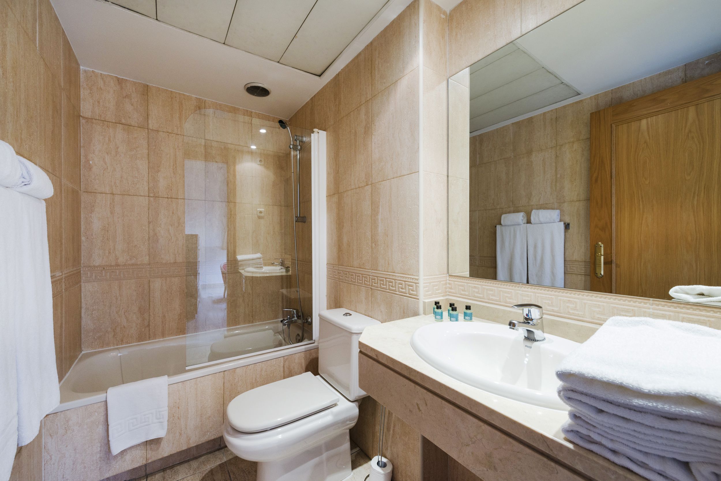 Apartment, 2 Bedrooms (duplex 6 pax) | Bathroom | Bathtub, free toiletries, hair dryer, towels