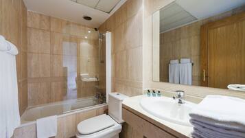 Apartment, 2 Bedrooms (duplex 6 pax) | Bathroom | Bathtub, free toiletries, hair dryer, towels