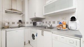 Studio Suite | Private kitchen | Fridge, microwave, stovetop, dishwasher