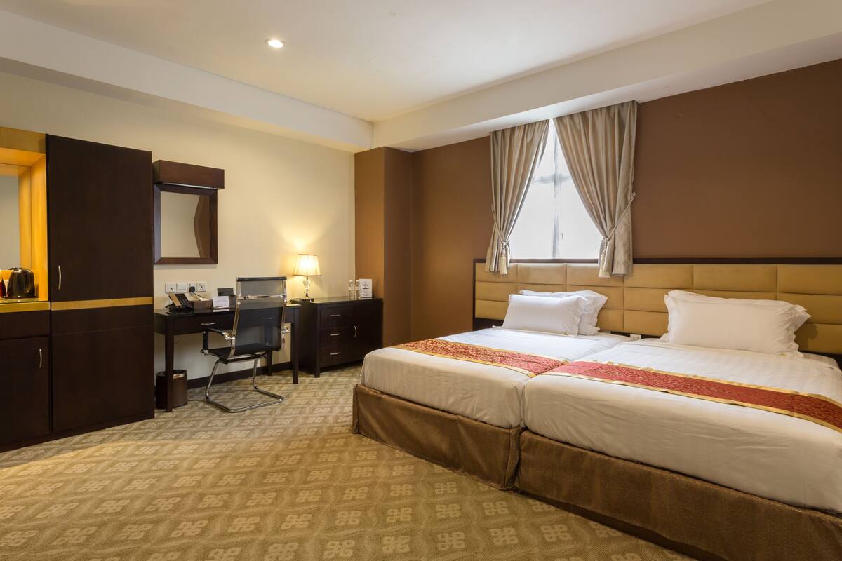 Deluxe Hollywood Room | Gebar bulu kapas, bar mini, peti besi dalam bilik, meja 