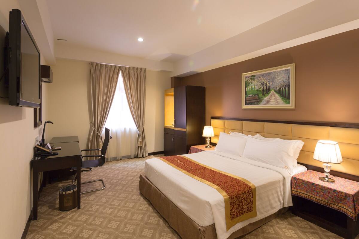 Deluxe Double Room | Gebar bulu kapas, bar mini, peti besi dalam bilik, meja 
