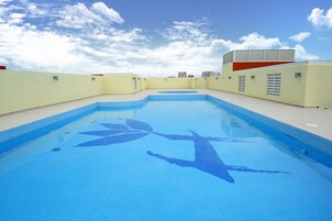 Una piscina al aire libre (de 07:00 a 19:00), sombrillas, tumbonas