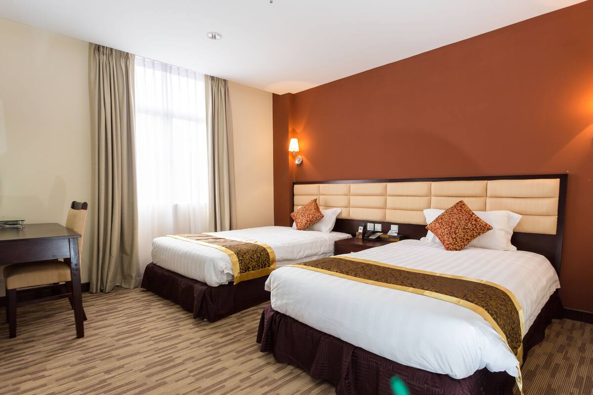 Standard Twin Room | Gebar bulu kapas, bar mini, peti besi dalam bilik, meja 