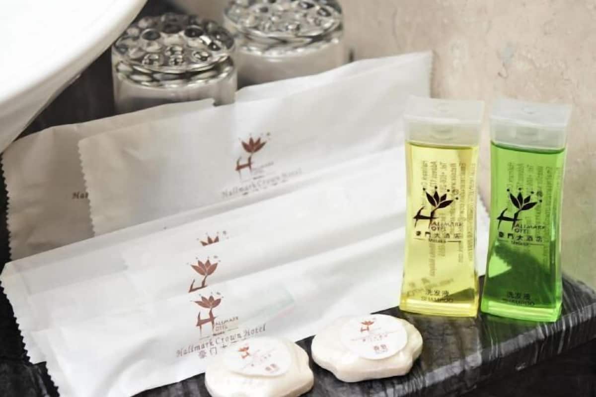Douche, douche à « effet pluie », articles de toilette de luxe