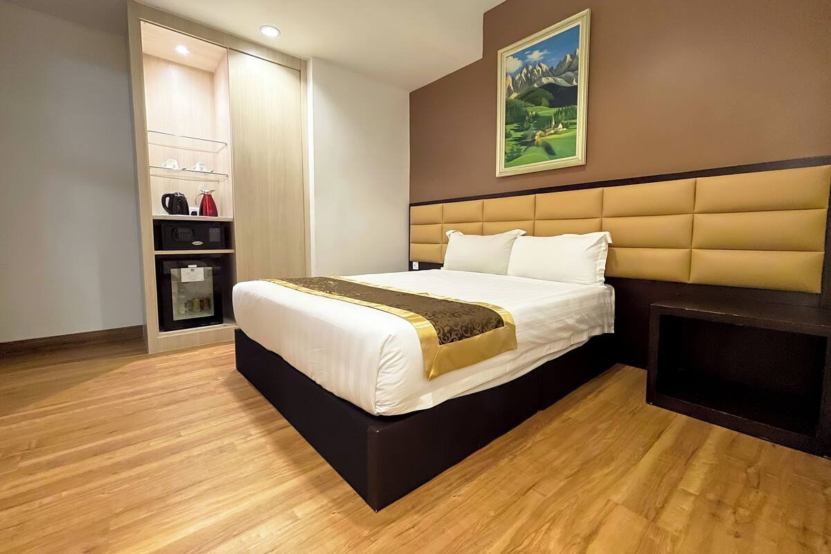 Standard Double Room (No View) | Gebar bulu kapas, bar mini, peti besi dalam bilik, meja 