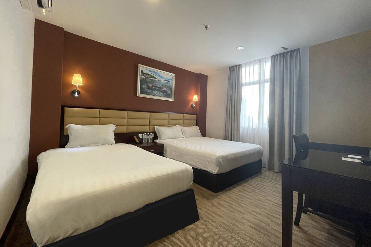Superior Triple Room | Gebar bulu kapas, bar mini, peti besi dalam bilik, meja 