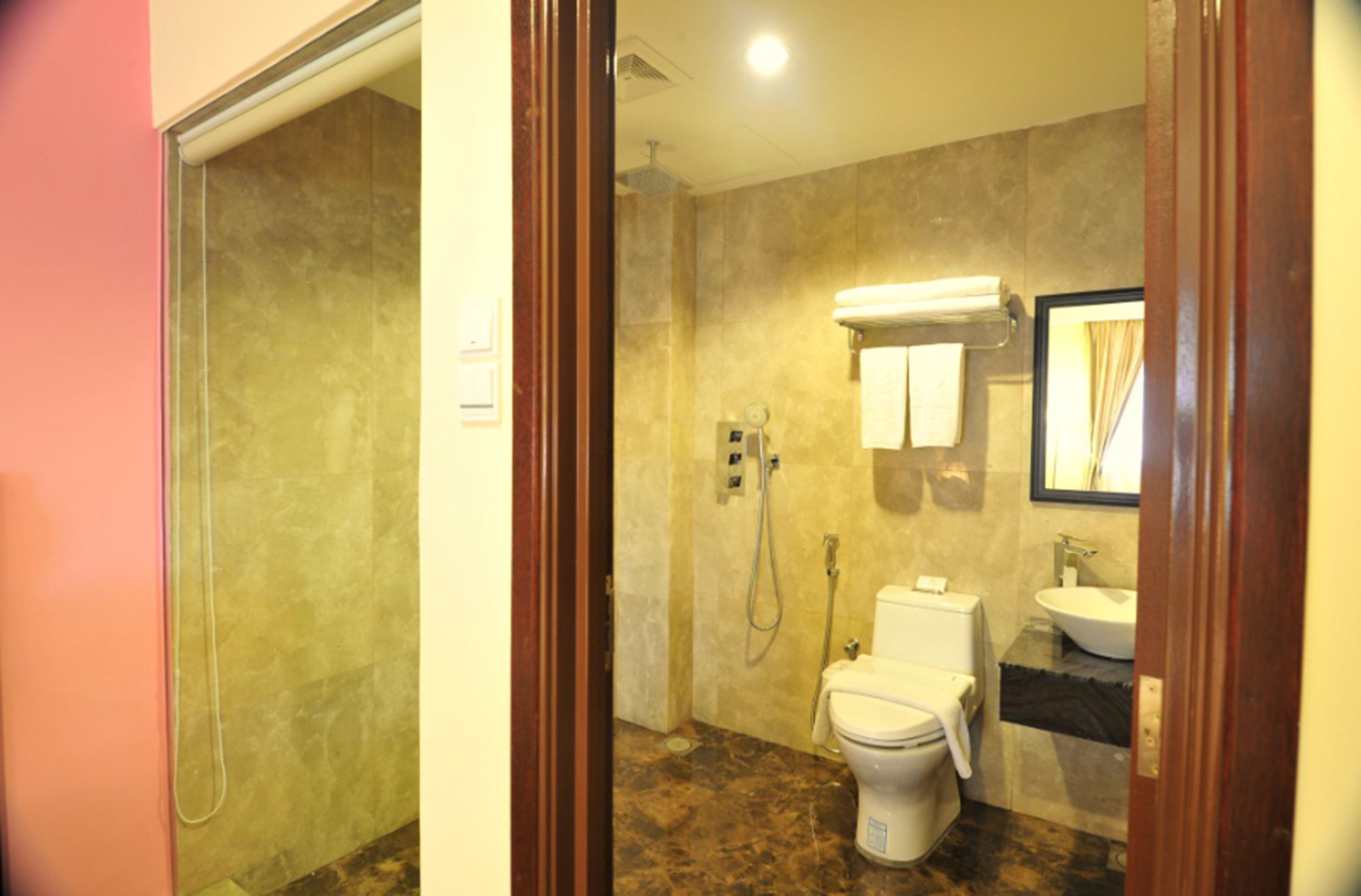 Ein Badezimmer mit Dusche, Toilette und Waschbecken.
