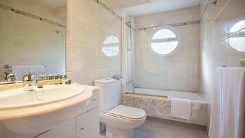 Twin Room | Bathroom | Combined shower/bathtub, hair dryer, towels, soap