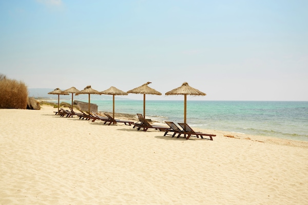 Una playa cerca, arena blanca