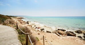 Pantai di sekitar dan pasir putih