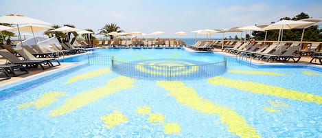 Piscine extérieure, parasols de plage, chaises longues