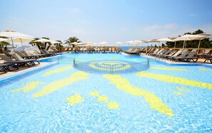 室外游泳池，池畔遮阳伞，日光浴躺椅