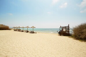 Pantai di sekitar dan pasir putih