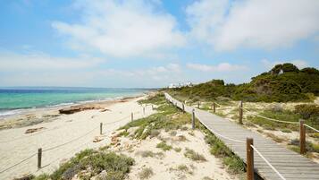 Ubicación cercana a la playa y arena blanca