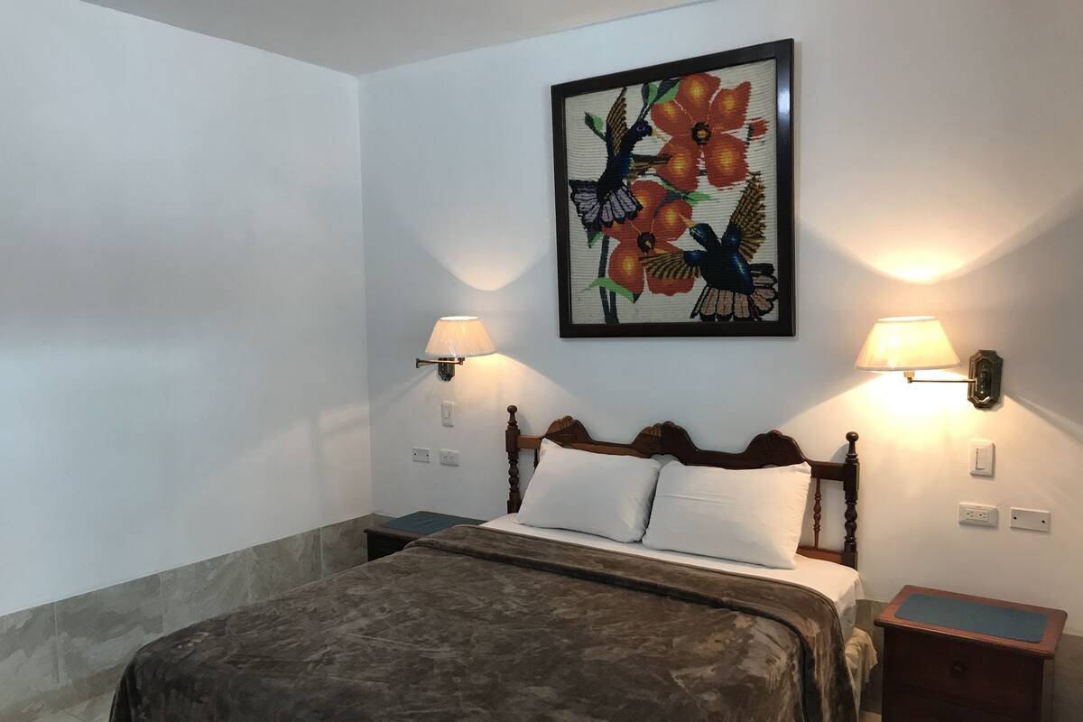 Cofres nos quartos, cortinas blackout, berços (sobretaxa)