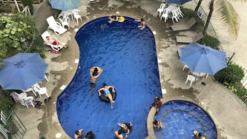 Piscina externa, barracas de cortesia, guarda-sóis