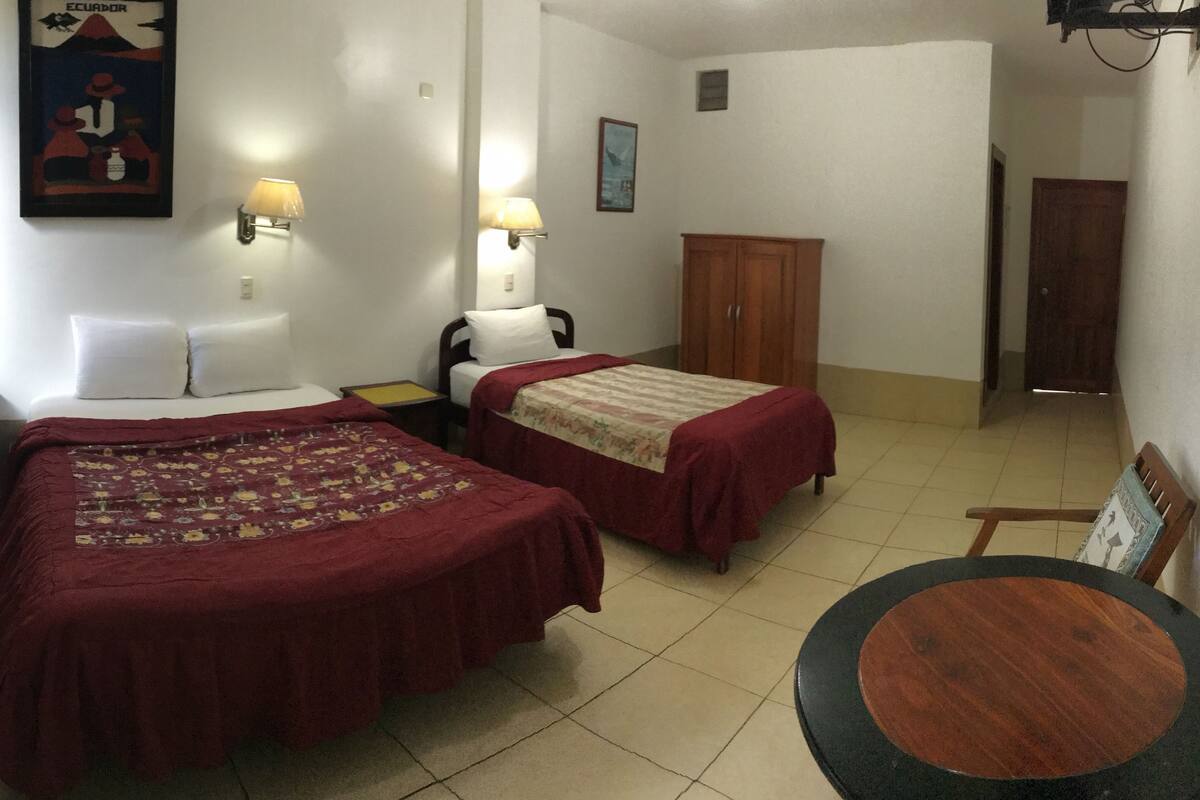 Quarto triplo standard, vista para o pátio | Cofres nos quartos, cortinas blackout, berços (sobretaxa)