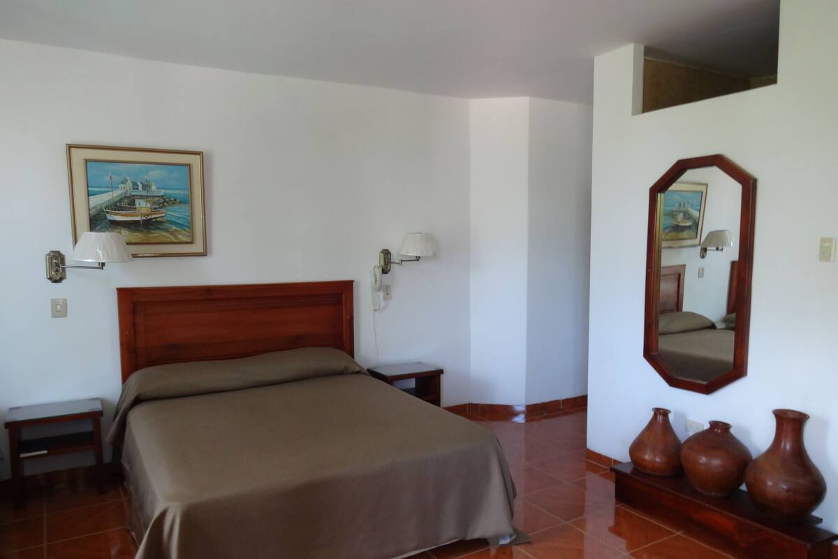 Cofres nos quartos, cortinas blackout, berços (sobretaxa)