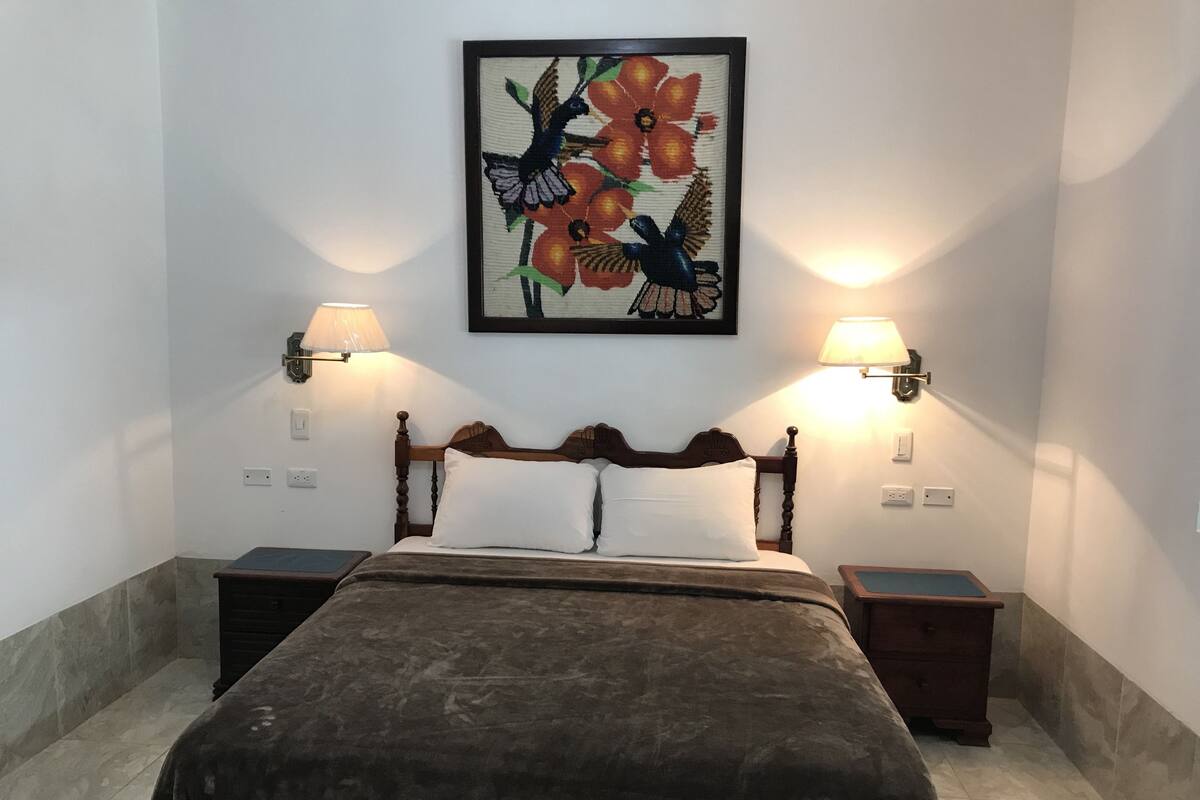 Cofres nos quartos, cortinas blackout, berços (sobretaxa)