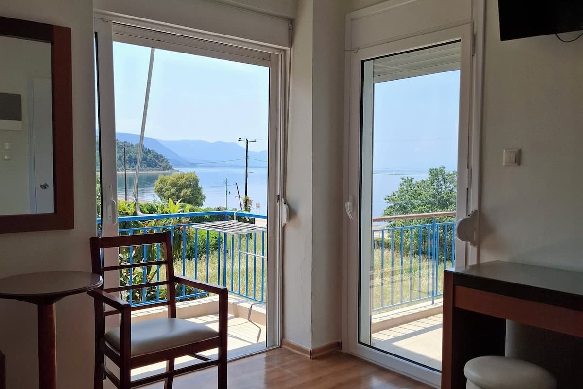 standard single room, sea view | 1 bedroom, minibar, in-room safe, desk