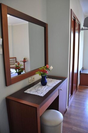 Habitación estándar con 2 camas individuales | Minibar, caja de seguridad en la habitación y escritorio 